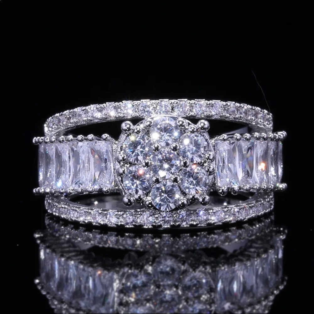 New 925 Silver Beautiful Diamond Engagement Ring
